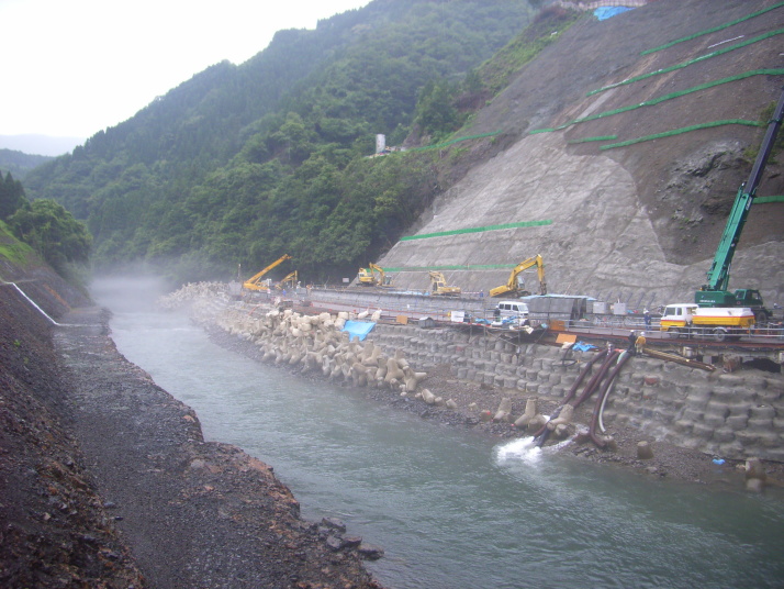 河道（平成19年7月4日 下流より望む）