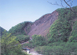 川から見た崩壊地