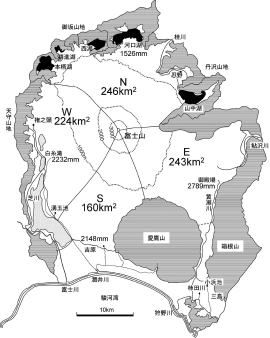 図2：大規模溶岩流の分布に基づく富士山体斜面の4区分、主な河川、4区分の底面積、山麓の降水量平年値と観測所の位置もあわせて示す