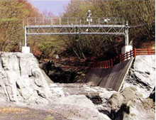 岩樋下流地点の土石流観測橋