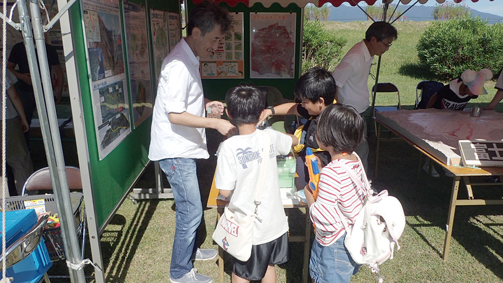 子供たちが模型で学んでいる様子