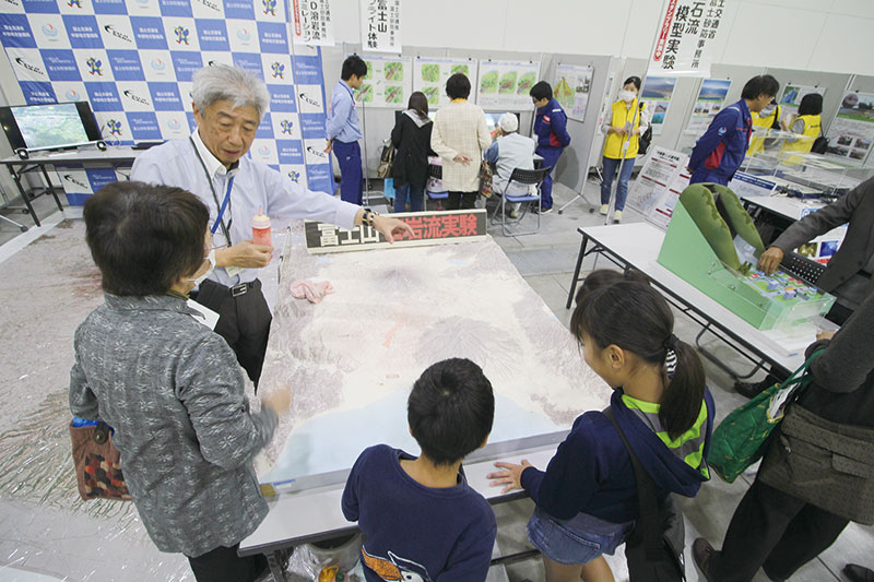 溶岩流実験を見学している様子