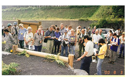 フジアザミ根茎観察板で説明している静岡大学　増沢教授
