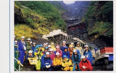 
写真：大沢崩れ源頭部調査工事現場での集合写真