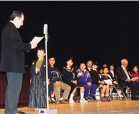 表彰状を授与する村松審査委員長の写真