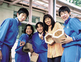 右から二人目　山村レイコ1日事務所長の写真