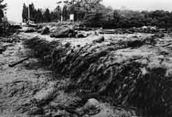 昭和47年　大沢川橋河底橋を流下する土石流の写真