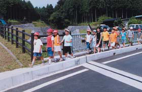 浅間橋を渡る山宮小の児童たち