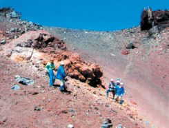 写真-５：山頂噴火の調査(釈迦の割石)
