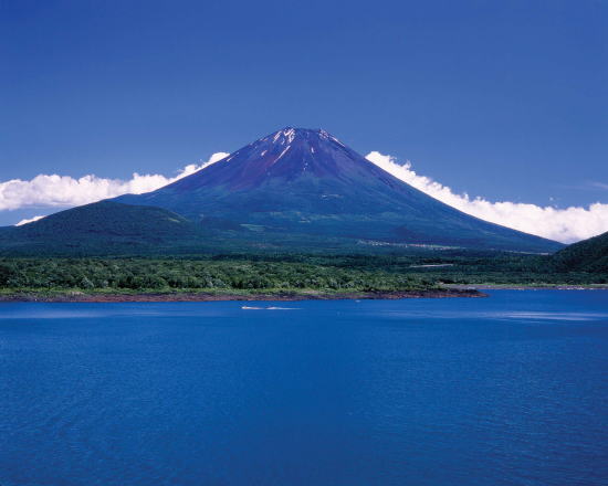 本栖湖より仰ぎ見る富士山