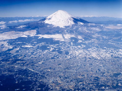 写真：御殿場市と富士山（左側中腹が宝永山火口）