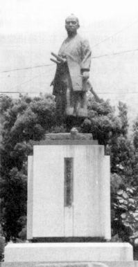 伊奈半左衛門像（須走市伊奈神社）