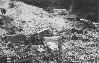 写真　土石流で崩壊した根場地区