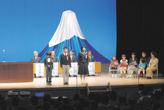 「第12回 富士山への手紙・絵コンクール」表彰式　写真右