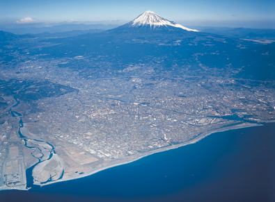 駿河湾上空より望む富士山（平成21年12月撮影）