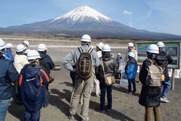 大沢扇状地見学の様子