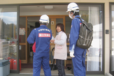 避難所で要望等を聞き取り