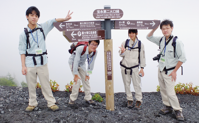 富士山宝永火口にて