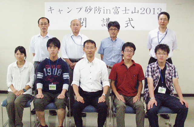 閉校式（前列左右４名が参加者）