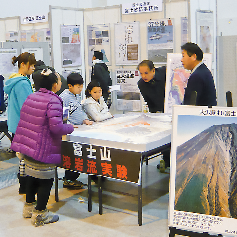 来場者に溶岩流について説明する富士山砂防ボランティアの長尾さん（右）八木さん（右から2人目）