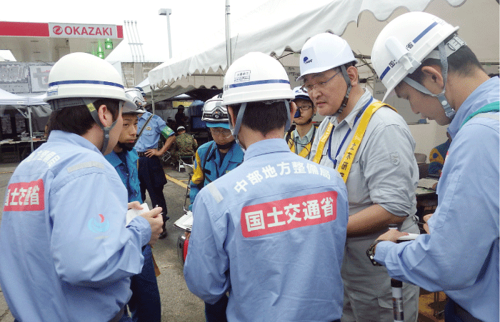 現場対策本部にて調査前打ち合わせ状況