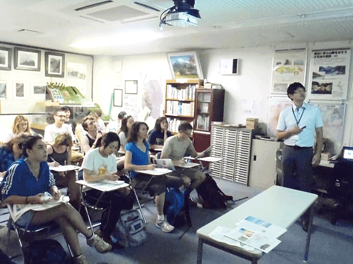 8月13日
                富士山講座と見学（ルイス＆クラーク大学）