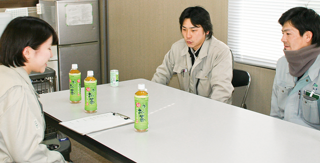 現場事務所でインタビュー　左から髙岡技官、小池さん、山本さん