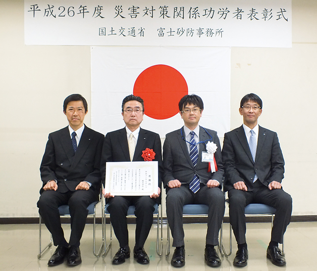 中央コンサルタンツ㈱名古屋支店長（左から２人目）、富士砂防事務所長（同３人目）