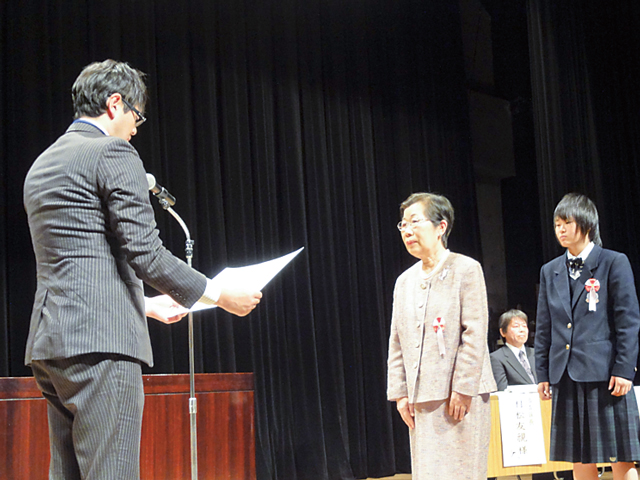 事務所長の表彰をうける横山さん（新潟市）