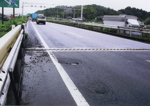 傷んだ道路