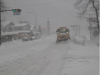 除雪トラック走行写真