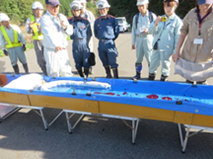 側溝での油事故対応訓練