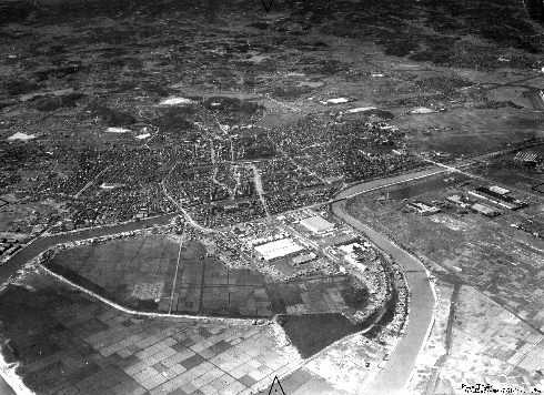 半田市山方町、阿久比川を上空南東方向から望む