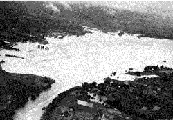 写真下が天竜峡、満水となった川路一帯
