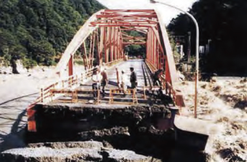 昭和57年　三峰川橋の被災状況