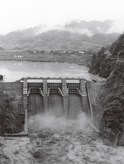 昭和36年　高遠ダムの放水