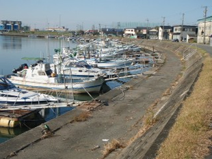 勢田川右岸１．０ｋｍ付近　放置船舶の状況