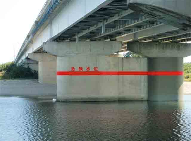 橋脚に設置した水位表示（宮川。度会橋）