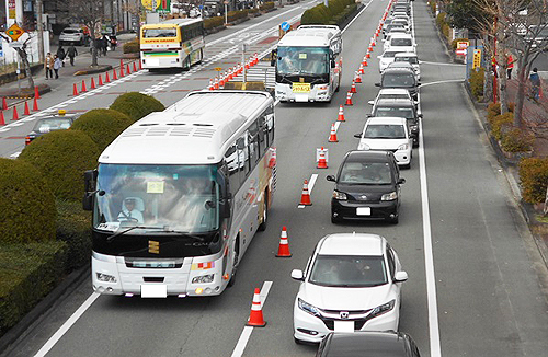 国道２３号の専用レーンを走行するシャトルバス