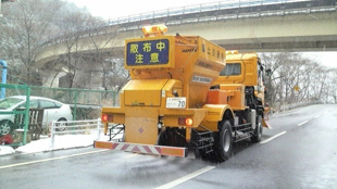 薬剤散布車による融雪剤の散布状況