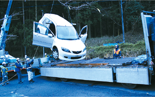 クレーン移動される立ち往生車両（訓練）