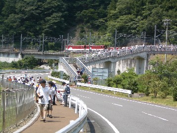 鉄道に乗って来た子供達