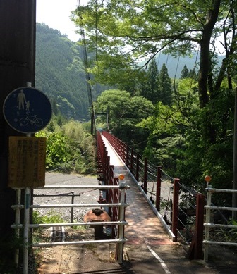 小山の吊橋