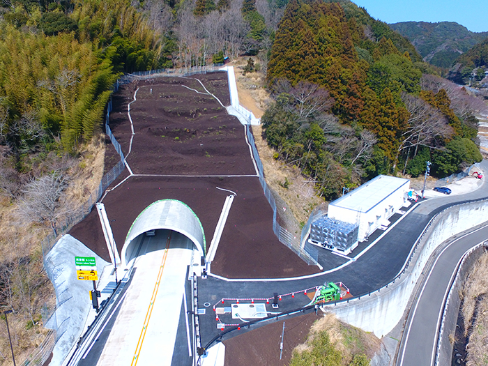 令和3年度 河津下田道路河津トンネル内装工事