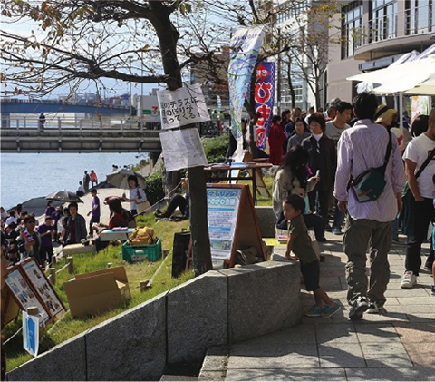 きれいな川とにぎわった町並み