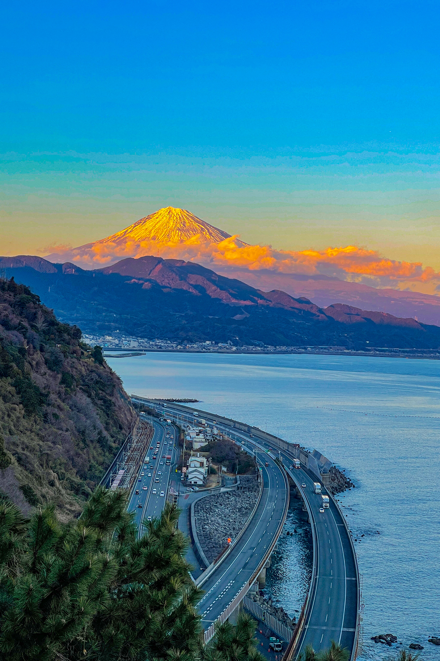 薩埵峠広重がみた富士山と駿河湾と高速道路