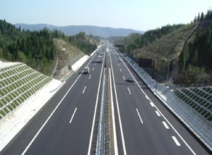 平成17年3月に開通した東海環状自動車道の写真