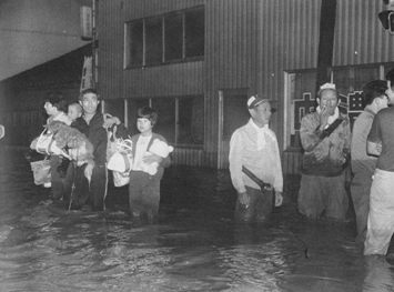 避難所へ向かう住民