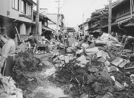 道路へ出された家財