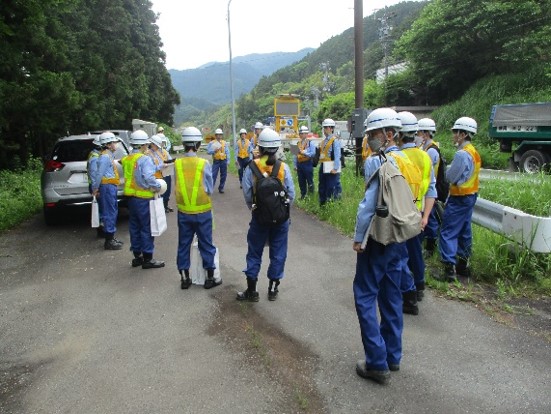 遮断機操作前に、雨量規制について説明を行いました。